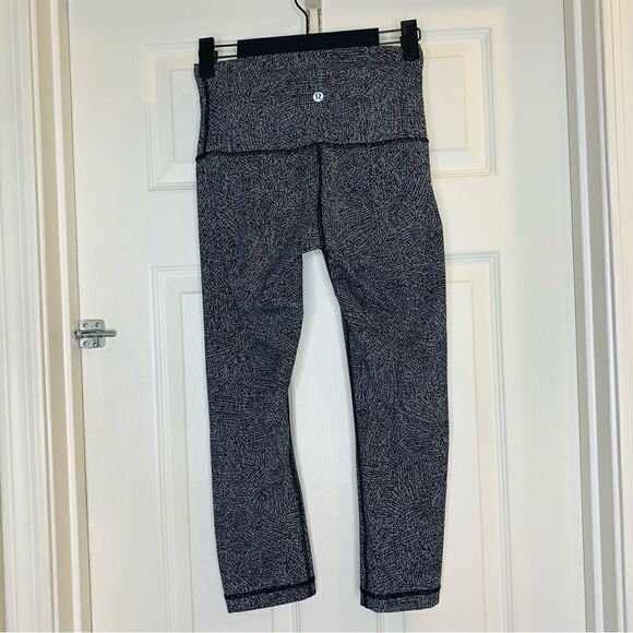 lululemon | Wunder Under High Rise 1/2 Tight Size 4 - Picture 6 of 9